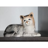 Фарфоровая, декоративная статуэтка "Котик".