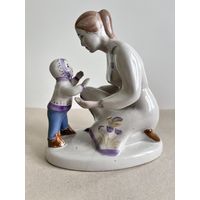 СТАТУЭТКА ФАРФОРОВАЯ " ПЕРВЫЕ ШАГИ ". 15*14*8 СМ. ПОЛОННОЕ. СМ.ФОТО, КЛЕЙМО И ОПИСАНИЕ.