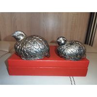 Металлические солонка и перечница "Куропатки", высота 5.5 и 4.5 см., есть неразборчивые клейма.