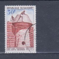 [1282] Дагомея 1966. Культура и быт.Постройка печи. Гашеная марка.