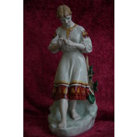 Статуэтка фарфоровая "  Гадание на ромашке  "  ЗХК Полонне    ( целая )