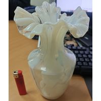 Стеклянная ваза, из СССР, с волнообразным , ажурным горлышком. Белая