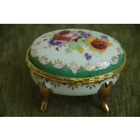 Шкатулка фарфоровая  ( диаметр 7,5 см , высота 5 см )