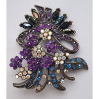 Крупная брошь. Цветы. Сияющие кристаллики