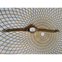 Часы наручные с браслетом ЛУЧ  15 камней,   тикают. Состояние на скане.