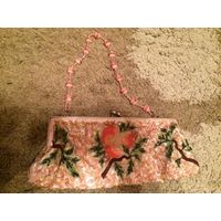 Небольшая красивенькая сумочка красиво украшена вышивкой и бусинами с бисером, очень милая и стильная, размер 26 на 10 см. Отличное состояние.