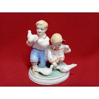 С рубля без мц. статуэтка Дети и голуби, 13х10х8см.СССР