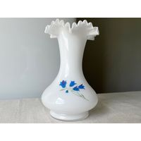 Ваза Чехия молочное стекло 16х10см