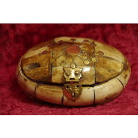 Шкатулка из кости  (  7,5 см х 10 см , высота 4 см )