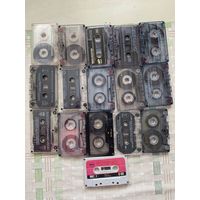 Аудиокассеты с записями.