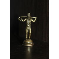 Декоративная, миниатюрная статуэтка "Мужчина с коромыслом на плечах".