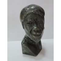 Бюст человека из камня. Высота 10.5 см.