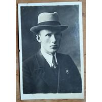 Фото юноши со знаком ОСОАВИАХИМа. Рогачев? 1930-е г. 8.5х13 см.