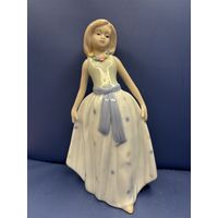 Статуэтка фарфор дама