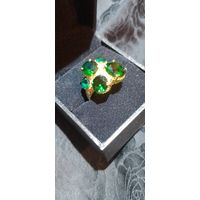 Кольцо с зелёными камнями, размер 18