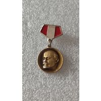 Значек знак Ленин,200 лотов с 1 рубля!!!
