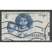 Французский Мадагаскар. Мать и дитя. 1946г. Mi#399.