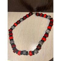 Бусы из красного коралла и черного камня