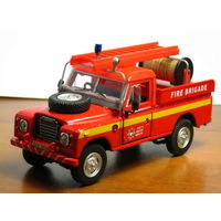 Модель автомобиля Land Rover III пожарный 1:43 Cararama