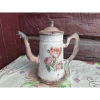 Чайник металлический старый.