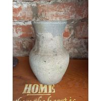 Крынка, кувшин из черной глины.