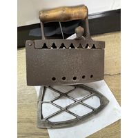 Утюг угольный с подставкой.