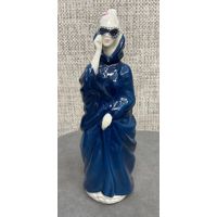 Фарфоровая статуэтка Royal Doulton, Англия. Маска - Женщина в синей накидке с маской на лице. 1972 год. Высота 23 см