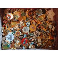 Значки 500 шт. Поломанные, треснутые - некондиция. С рубля!