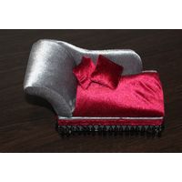 Шкатулка для украшений, выполнена в форме дивана.