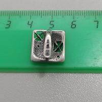 Серебряная серьга, с пробой 925, одна, произведенная компанией Jenavi. /Проба, клеймо/