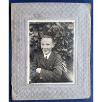 Фото юноши. Рогачев? 1930-е г. На паспарту. 9х12 (15х18) см.