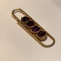 Скрепка с позолотой и рубиновымт стразами