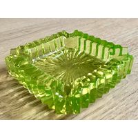 Пепельница. Пепельница из уранового стекла.