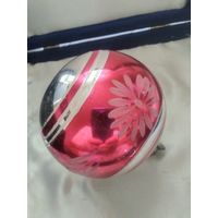 Большой ёлочный шар времён СССР.