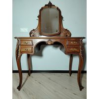 Дамский столик с зеркалом.