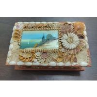 Винтажная деревянная шкатулка , обклеена ракушкой и фотография ( изображение моря ) на верхней крышки .