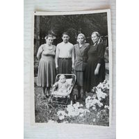 Фото СССР. Семья, ребенок в детской коляске.