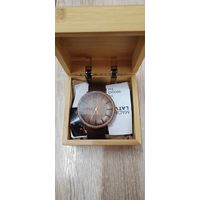 Мужские наручные часы, в деревянном корпусе.