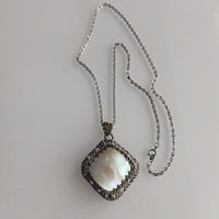 Старинный филигранный кулон с крупной вставкой перламутра. Сер 20 в. На цепочке. 4,5х5,8х1 см. ,49 см.