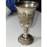 Рюмка металл , не магнит .