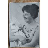 Фото женщины с Дедом Морозом. 9.5х13.5 см