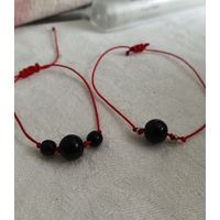 Браслеты с гагатом и с бусинами из серебра.