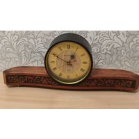Часы Янтарь настольные.