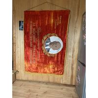 Бархатное знамя ещё годов 60-х!  Особенно впечатляет портрет и окаймление вокруг! да и вышивка герба! Единственное на сайте!