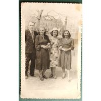 Фото мужчины и девушек в Михайловском сквере. Минск. 1953 г. 8х12 см.