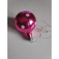 Ёлочная игрушка Розовый шар с белыми горошинами.