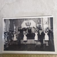 Фотография. История СССР в лицах. Школьное торжественное мероприятие.  Комсомольцы у знамени. БССР.