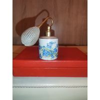 Фарфоровый атомайзер для парфюма с распылителем грушей, Bavaria, номерная, есть мелкий скольчик по краю основания.