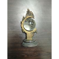 Статуэтка глобус , полностью из метал и шар из стекла .