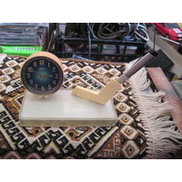 Настольный прибор: часы Агат рабочие, клюшка-шариковая ручка.